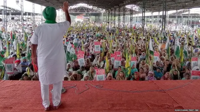 ਜਦੋਂ ਧਨੇਰ ਅਦਾਲਤ ਗਏ ਤਾਂ ਜਨਤਕ ਜਥੇਬੰਦੀਆਂ ਵੱਲੋਂ ਸਾਂਝੇ ਤੌਰ ਉੱਤੇ ਬਰਨਾਲਾ ਦੀ ਦਾਣਾ ਮੰਡੀ ਵਿੱਚ ਇਕੱਠ ਕੀਤਾ ਗਿਆ