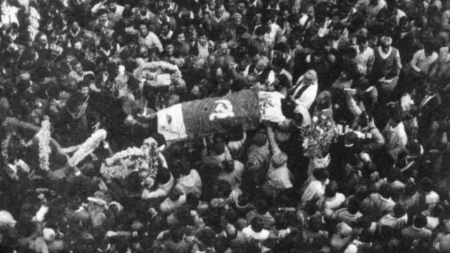 સફદર હાશમીની અંતિમ યાત્રામાં ઉમટેલા લોકો