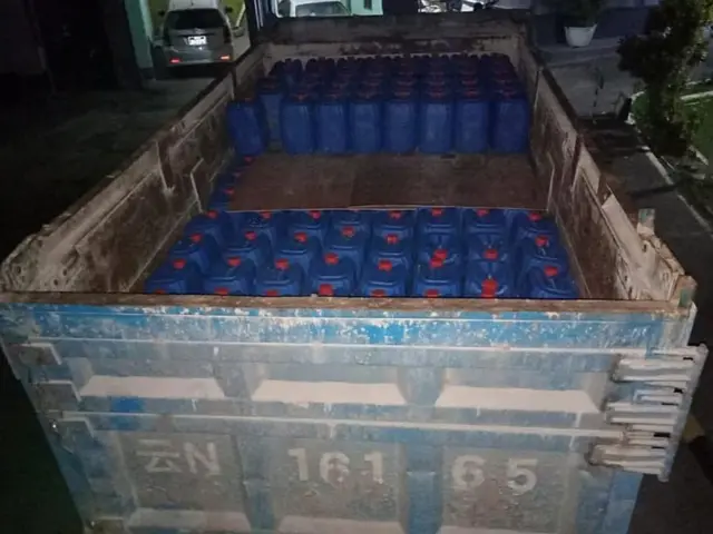 ဓာတုဆေးရည်တွေကို ၆ ဘီးကားနဲ့ ၄စီး သယ်ဆောင်လာ