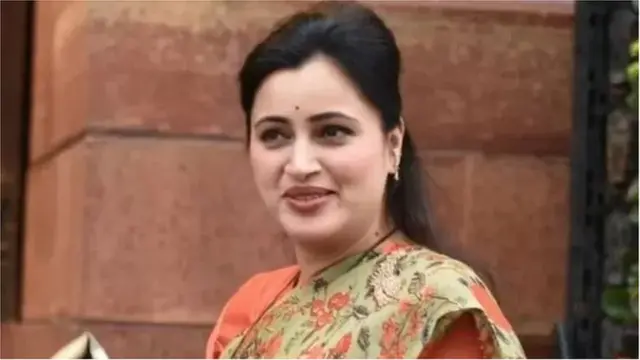 નવનીત રાણાની જાતિ અંગે પણ વિવાદ થઈ ચૂક્યો છે