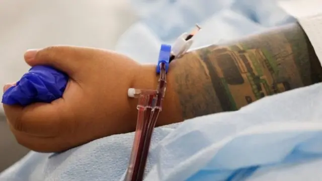 கொரோனா நோயாளிகளுக்கு பிளாஸ்மா சிகிச்சை: நிபுணர்களின் எச்சரிக்கையை மீறி அமெரிக்கா ஒப்புதல்