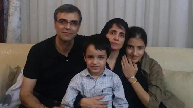 این عکس خانواده خانم ستوده مربوط به قبل از زندان است. آقای خندان می‌گوید پسرش آنقدر رشد کرده که نسرین او را نشناخته است