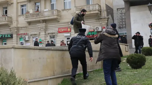 Полицейский подкрадывается, чтобы забрать плакат