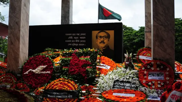 ঢাকার ধানমন্ডিতে শেখ মুজিবের প্রতিকৃতিতে পুষ্পস্তবক