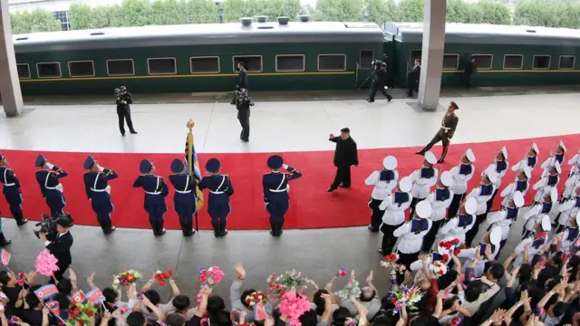 전용열차를 타기 전 환송받는 김정은 위원장