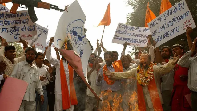 હુસૈનનો વિવિધ સંગઠનો દ્વારા વિરોધ