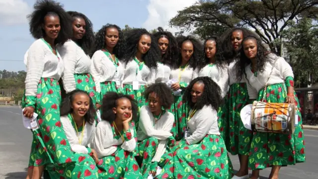 በተመሳሳይ አልባሳትና የፀጉር አሰራር የተዋቡ ሴቶች