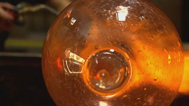 Vidrio ardiendo con burbujas