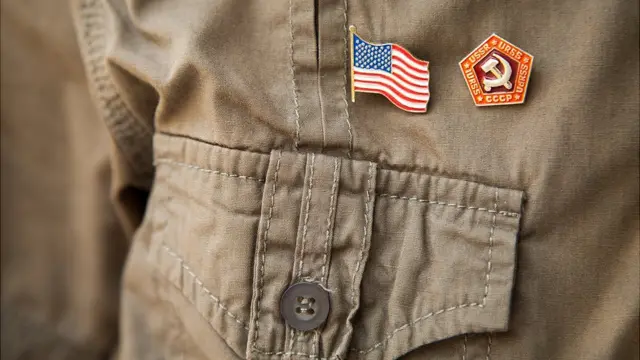 Insignias de ambas naciones en uniforme caqui