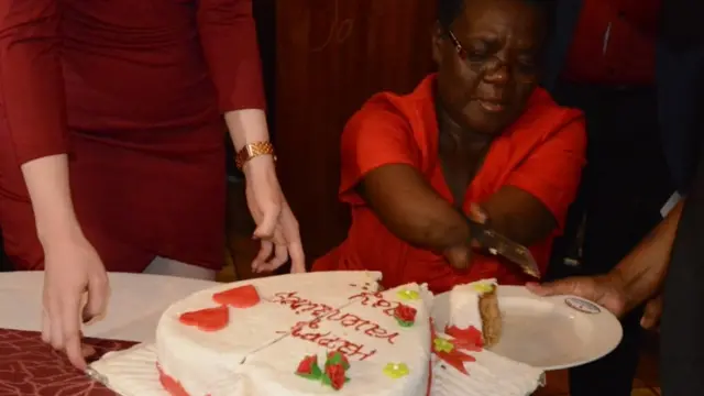 Josephita Mukhobe, katibu katika wizara ya mipango maaluni nchini Kenya anakata keki ya kuadhimisha siku ya Valentines