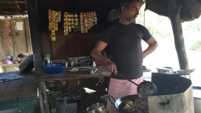 गोसाईंगंज में चाय की दुकान.