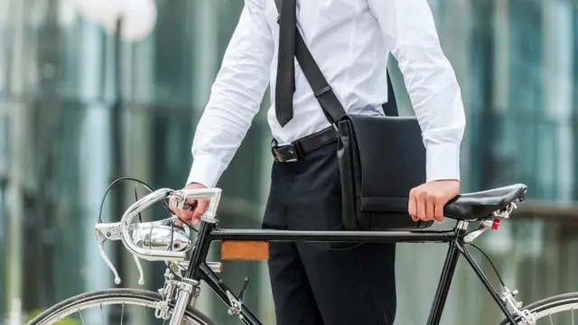 Велосипедист у офиса