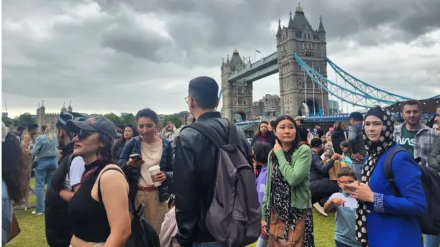 Ular bir vaqtning ozida ayolni sikishadi Uzoqdan qoramagiz qiz qish qor