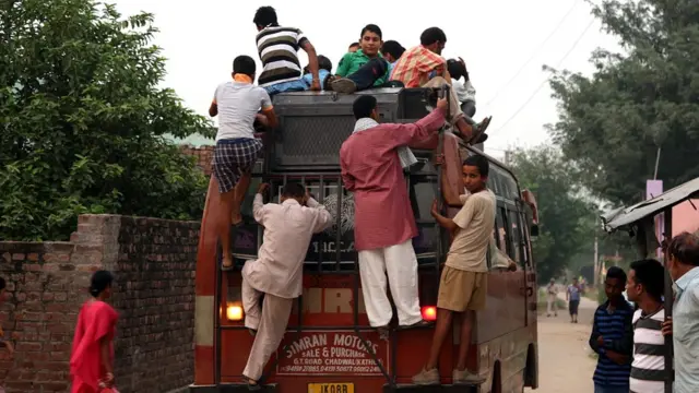 बस की छत पर लोग