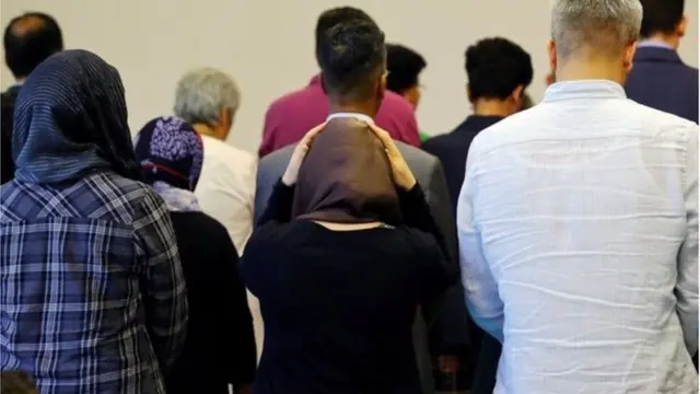 নারী-পুরুষ একসাথে নামাজ আদায় করছেন