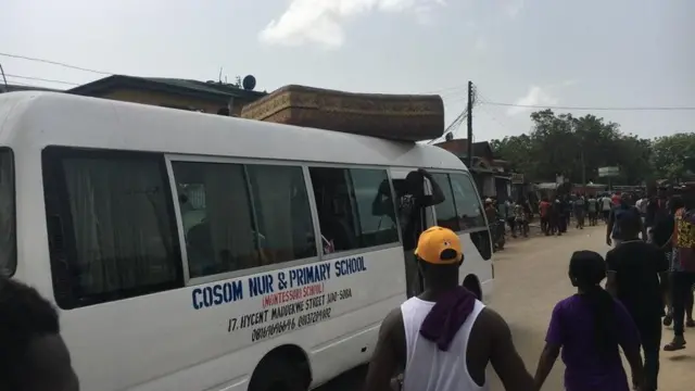 Buss dey carry mattrass on top of am