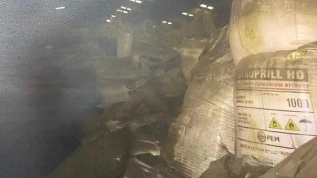 Interior de uno de los almacenes del puerto.