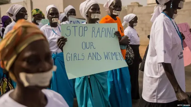 सूडान की महिलाएं अपने अधिकारों के लिए मार्च निकालते हुए.