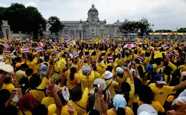 คนไทยรอเข้าเฝ้าในหลวง รัชกาลที่ 9 เมื่อวันที่ 9 มิ.ย. 2549