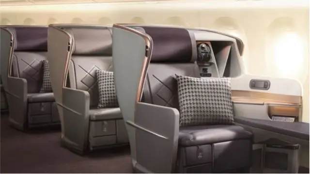 సింగపూర్ ఎయిర్‌లైన్స్ విమానంలో బిజినెస్ క్లాస్ సీట్లు