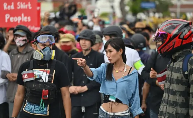Chonticha "Kate" Jangrew (tengah) berbicara kepada sesama pengunjuk rasa pro demokrasi saat unjuk rasa anti pemerintah di Bangkok pada 14 Oktober 2020.