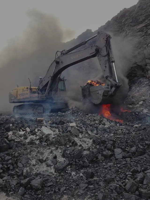 अधिकारी इस्तेमाल होने लायक कोयला किसी तरह खदान से निकालने की कोशिश में रहते हैं.