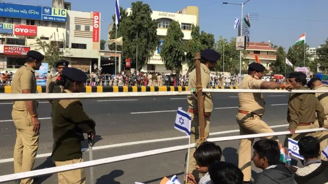 રોડ શોમાં સુરક્ષા જવાનો