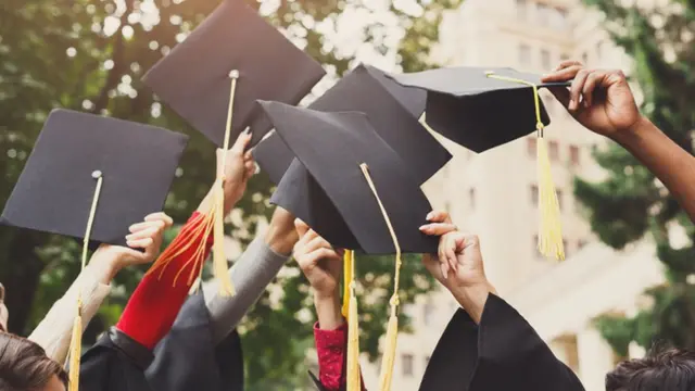 Gente graduándose.