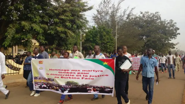 Des Burkinabè réclament justice pour les victimes des violences consécutives au putsch de 2015.