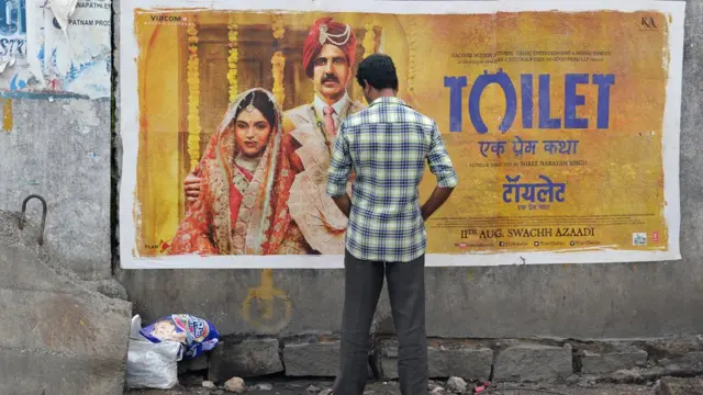 சாலையில் சிறுநீர் கழிக்கும் நபர்