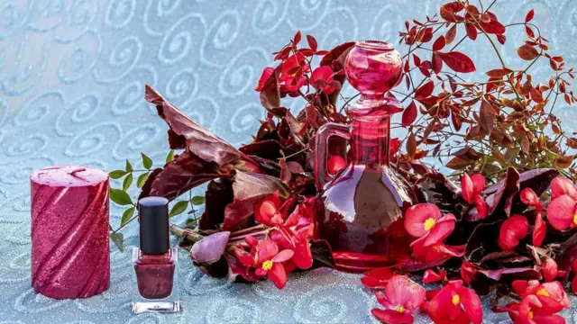 کولونیا ریشه در گلاب دارد و از ترکیب اتانول، مواد روغنی و عطر طبیعی ساخته میشود