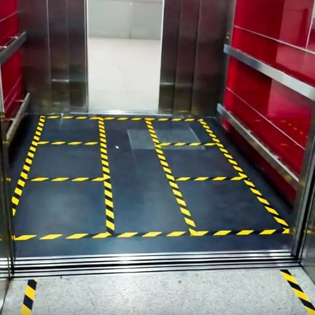 లిఫ్ట్‌లో సామాజిక దూరం పాటించాలని వేసిన గుర్తులు