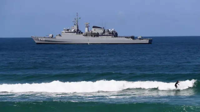 Buque militar en la costa de Brasil