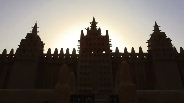 La Grande Mosquée de Djenné au Mali à l'aube