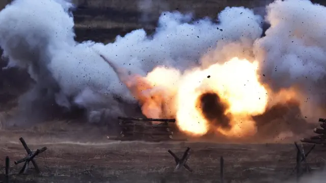 Вибух ракети-снаряду від вогнемету "Шмель" (фото з військових навчань у Примор'ї РФ)