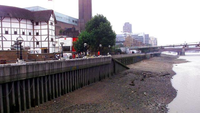 Imagen del lugar en el Támesis, cerca del famoso Globe Theatre de Londres, donde fue hallado el torso