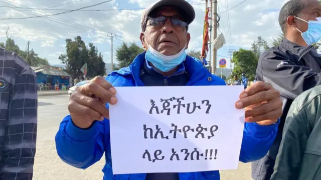 Maanguddoo dhaadannoo harkatti qabatan