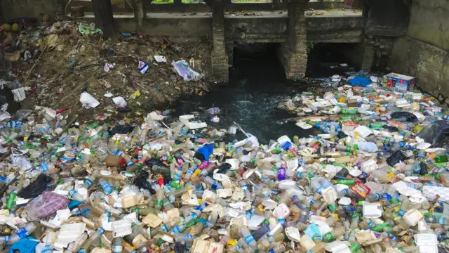 ရန်ကုန်က မြောင်းထဲမှာ စွန့်ပစ်ထားတဲ့ ပလတ်စတစ် အမှိုက်များ။