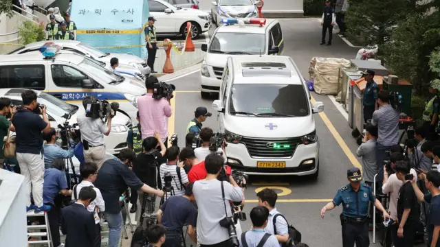 노회찬 정의당 원내대표의 시신이 구급차에 실려 나가고 있다