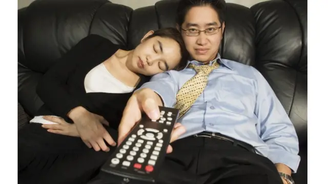 Mwanamume anayehodhi rimoti ya TV