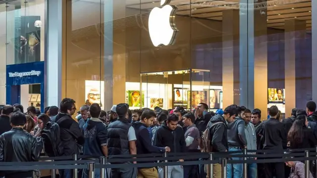 طوابير أمام متجر أبل