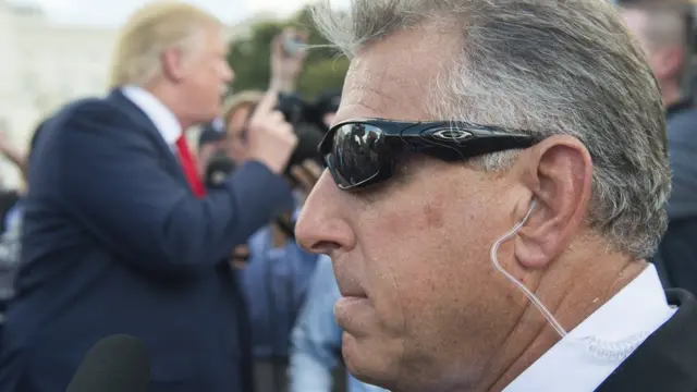 Сотрдуник безопасности во вреимя выступления Трампа в Вашингтоне во время праймериз