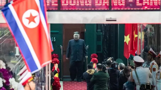 제2차 북미정상회담을 하루 앞둔 2019년 2월 26일 김정은 북한 국무위원장이 특별열차편으로 베트남 랑선성 동당역에 도착하고 있다