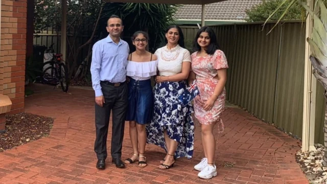 மன்தீப் ஷர்மாவும் குடும்பத்தினரும்.