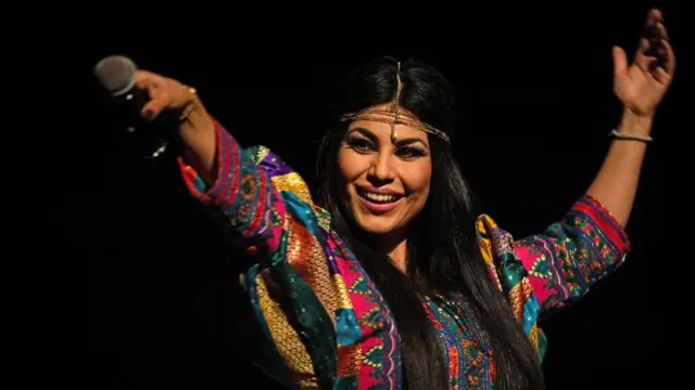 له دې مخکې د کابل لوبغالي کې د اریانا سعید د سندرو کنسرت د علماوو شورا له مخالفتونو او امنیتي اندېښنو له کبله لغو شوی و.