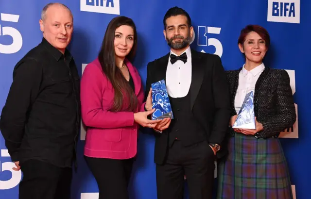 Нодира Мюррей (ўнгдан биринчи) "Ғолиблар" фильми ижодкорлари билан.