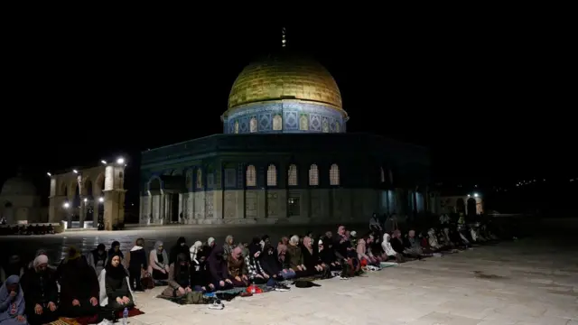 مصلون يِدون الصلاة في باحات الحرم.