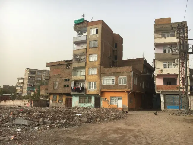 Yıkılmayı bekleyen evler