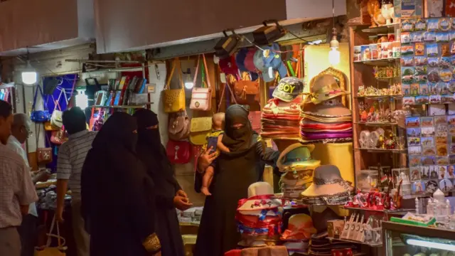 مسلمان خواتین دلی میں خریداری کر رہی ہیں