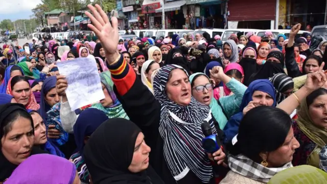 কাঠুয়ার ধর্ষণকারীদের সাজার দাবিতে শ্রীনগরে কাশ্মীরি নারীদের প্রতিবাদ
